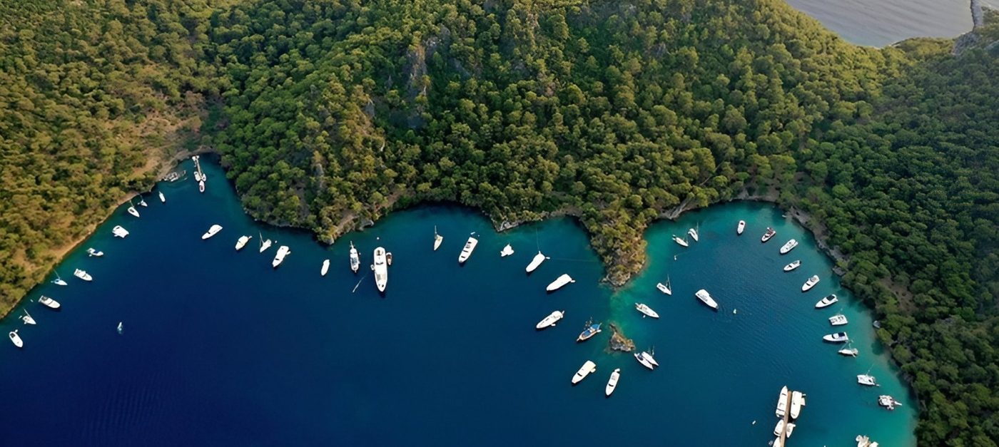 Göcek koylarında demirlemiş tekneler — hava görünümü